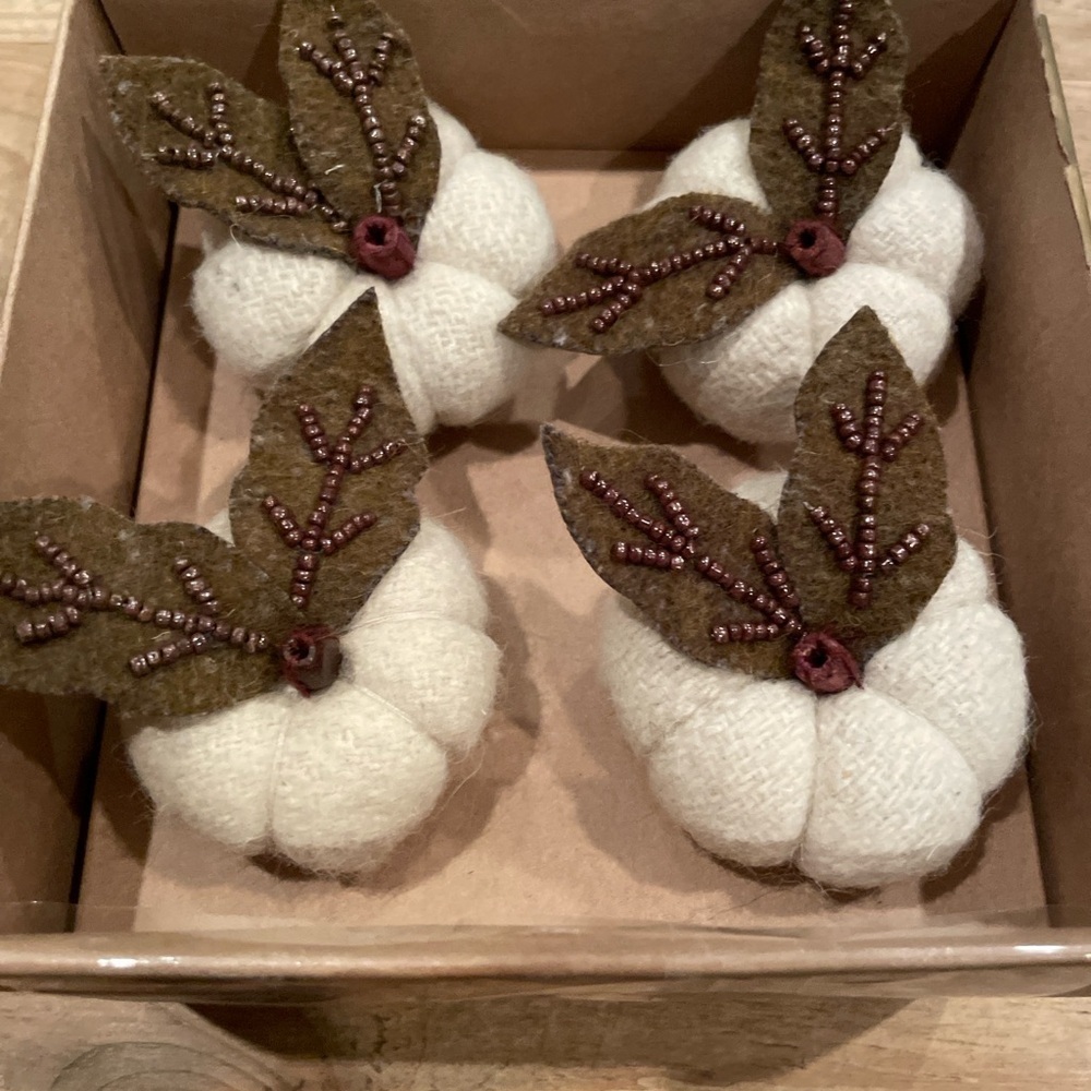 NIB Nicole Miller Home Ivory green gold beaded set of 4 napkin rings holiday